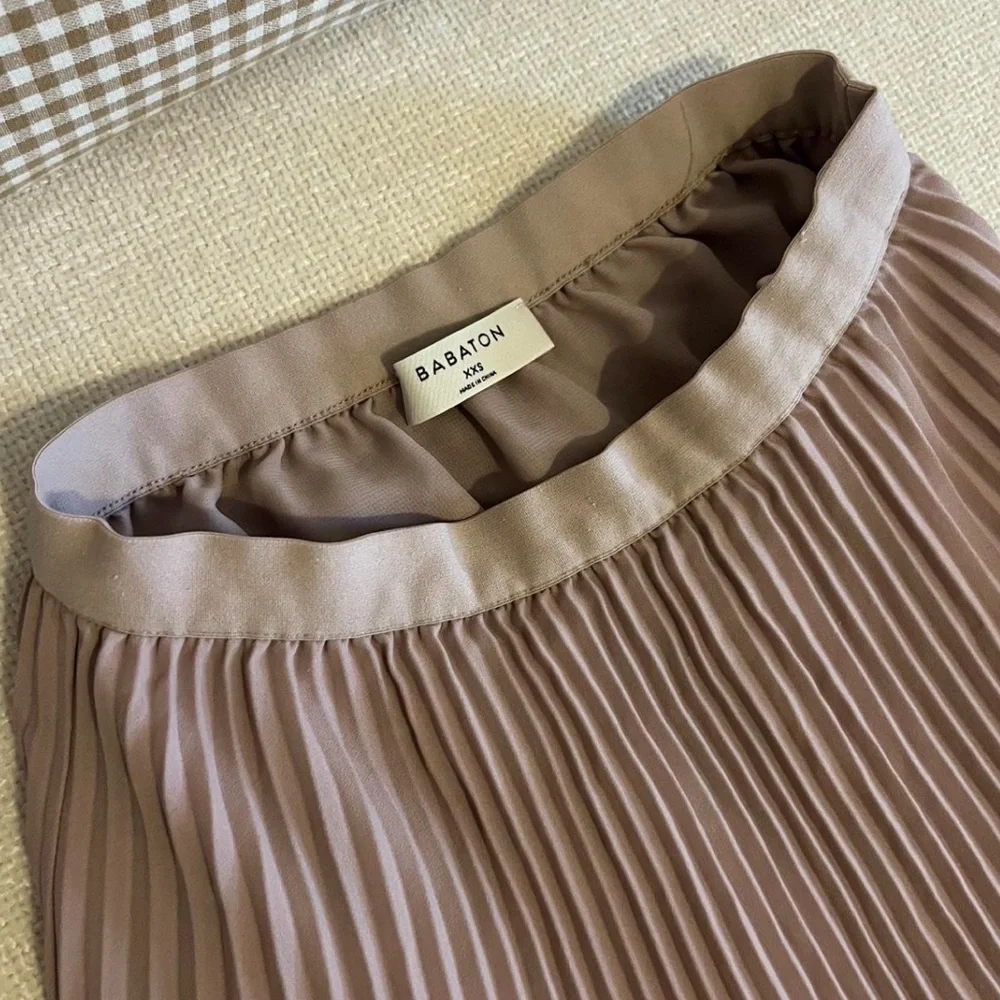 Aritzia pleated skirts bundle (black and mauve) - Picture 2 of 4
